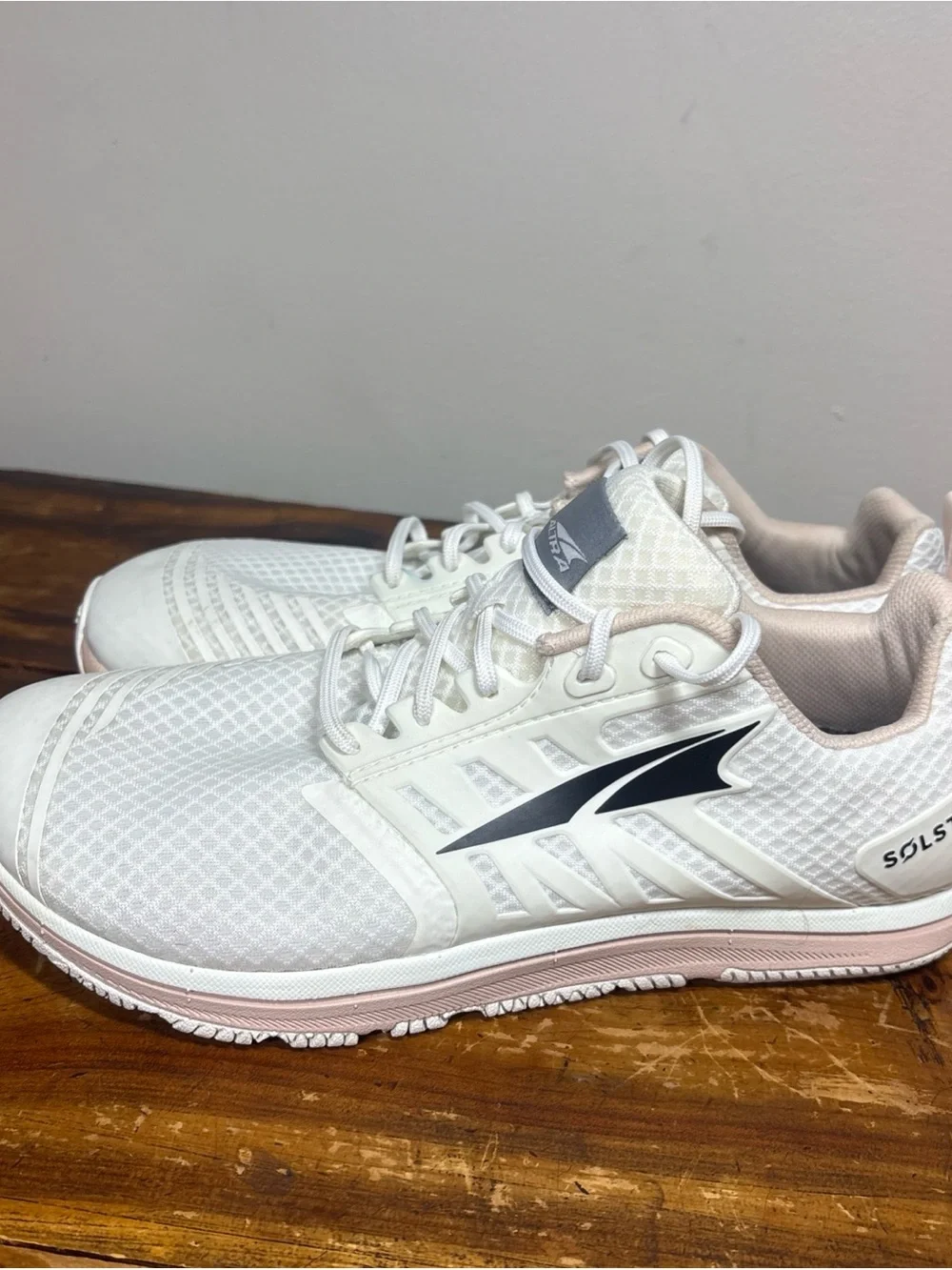 Altra women’s 8 Sneakers Solstice XT White pink gym running